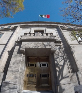 Corte da revés a funcionaria del INAI para defender su nombramiento de comisionada, tras veto presidencial.