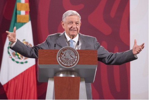 AMLO: recursos de INAI irán a becas.